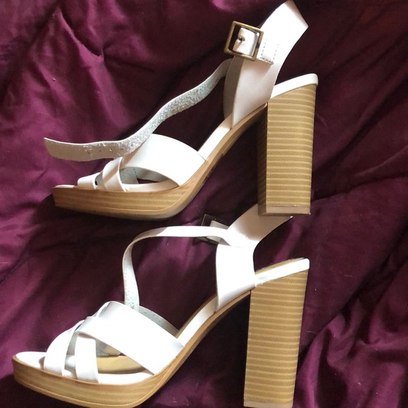 WHITE HEELS - Picture 3 of 6